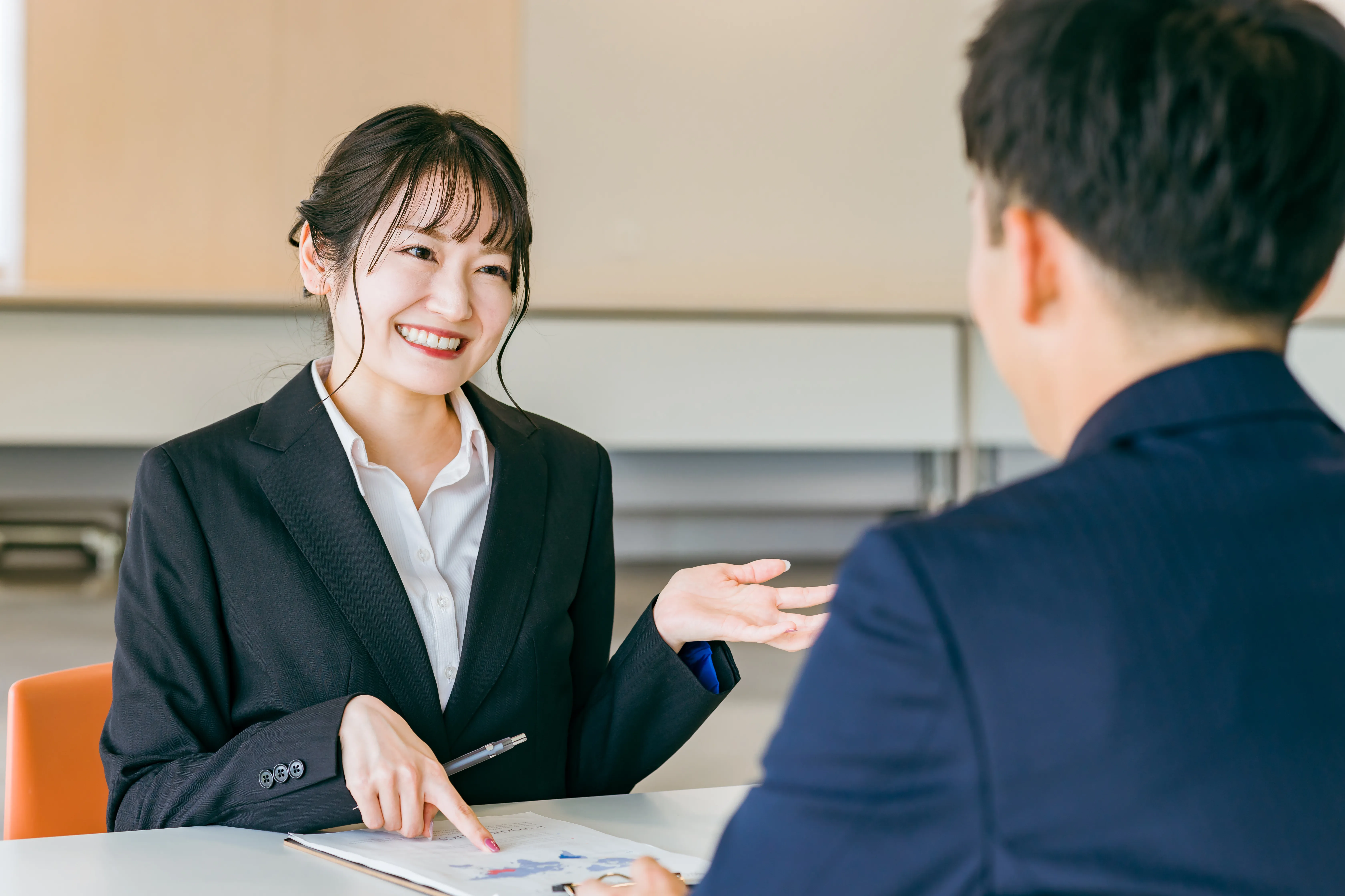 訪問して相談する様子の画像